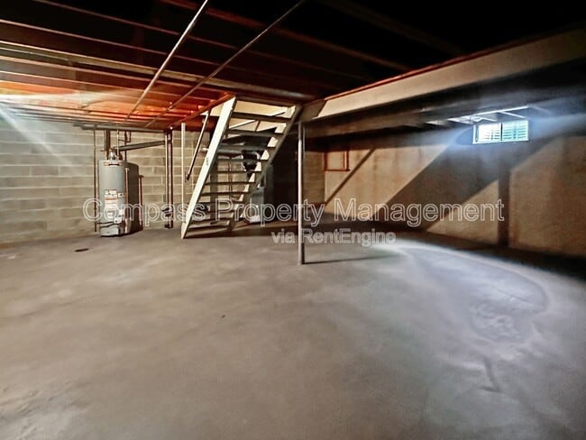 Building Photo - 2832 S Burdick St
