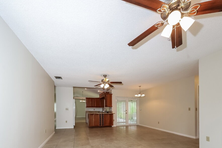 Building Photo - 735 Daffodil Dr