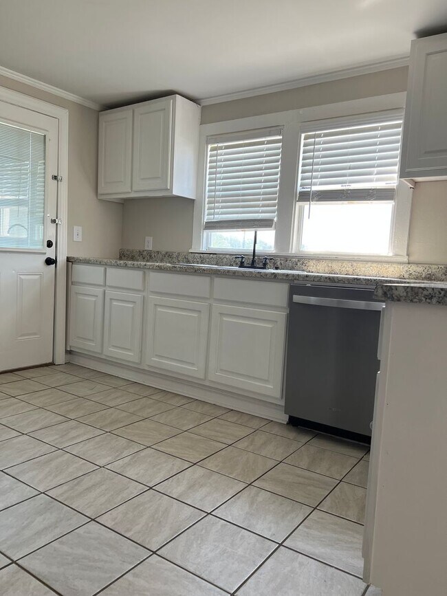 Building Photo - 908 N Main St