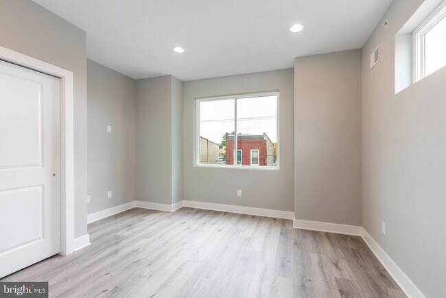 Building Photo - 2729 W Glenwood Ave