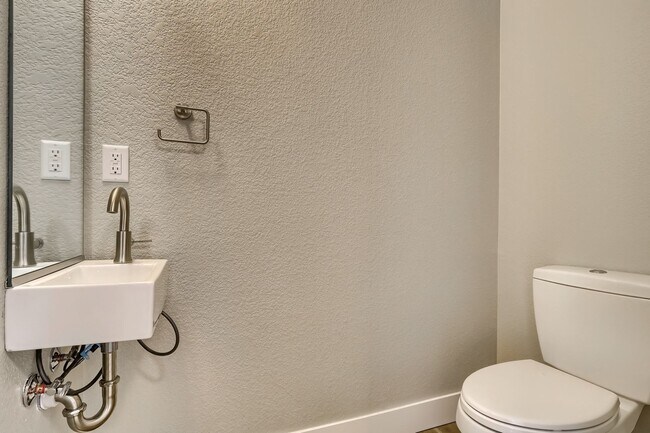 Building Photo - 3 bedroom / 3.5 bath Townhome + 2 Large Flex Spaces & Spacious Roof Top Deck!