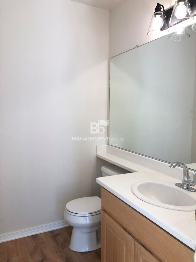 Building Photo - Gorgeous John's Landing Townhome- Luxurious Interior Renovation!