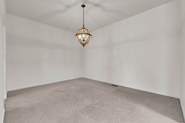Building Photo - 3 bedroom Townhouse