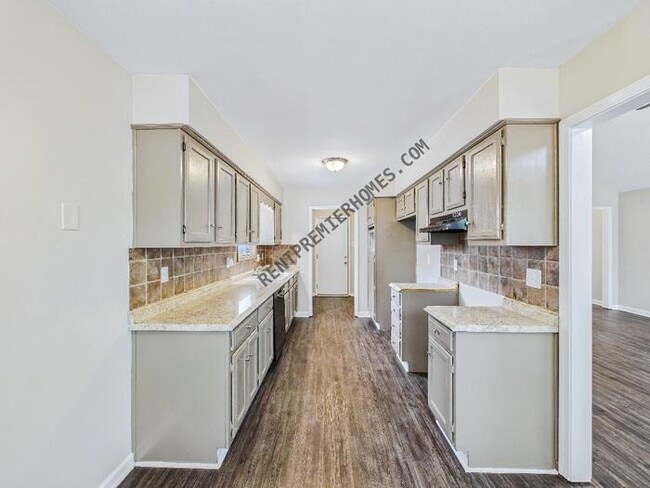 Building Photo - 303 May St