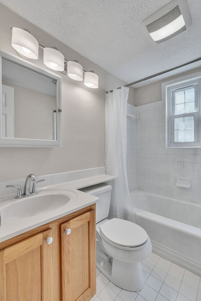 Building Photo - UTILITIES INCLUDED! 2 Bedroom Condo Near Huntington Station