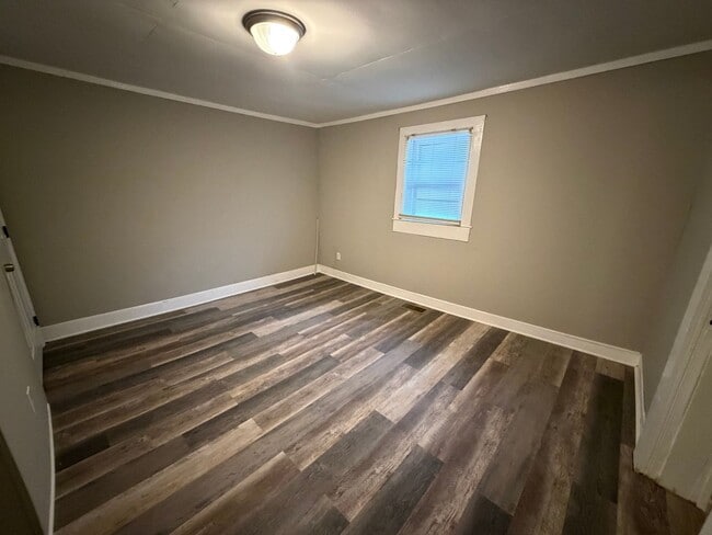 Building Photo - 2 Bedroom- 1 Bathroom- Home in Silver Creek!