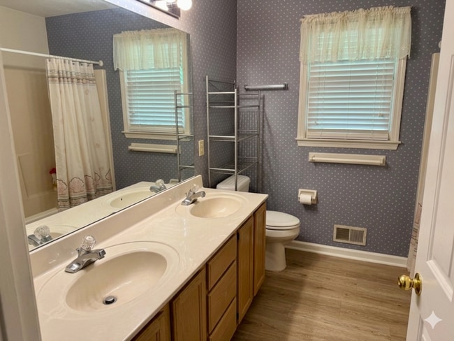 Building Photo - Charming 2-bedroom, 1-bathroom Brick Home Available July 2026