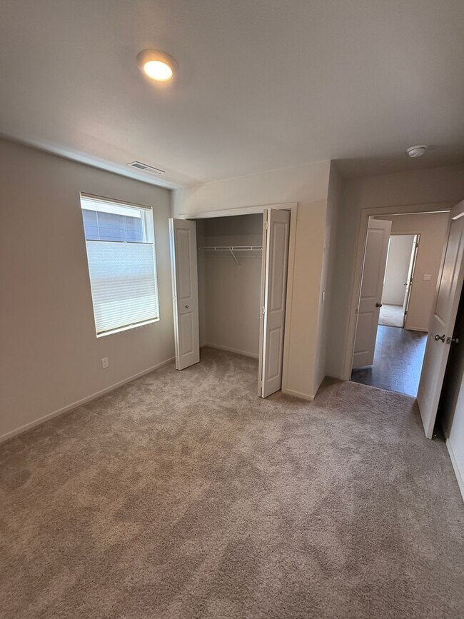 Building Photo - Beautiful 3 Bedroom 2 Bathroom Home Available Now