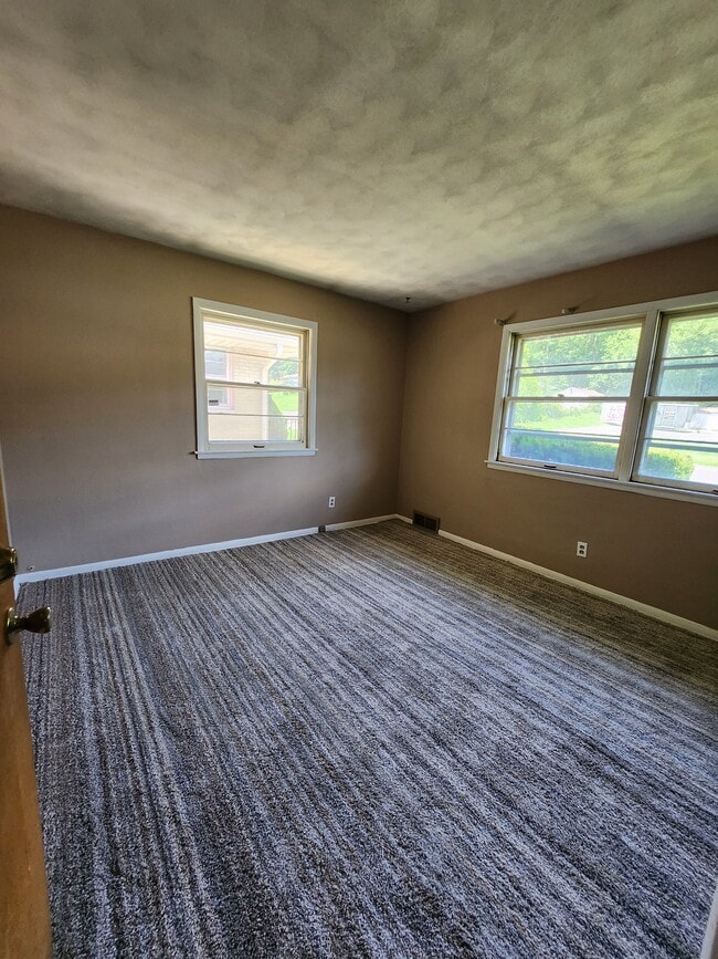 Building Photo - 2116 W Kettelle St