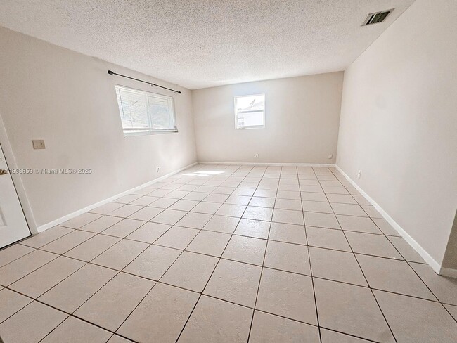 Building Photo - 3962 Park Ln
