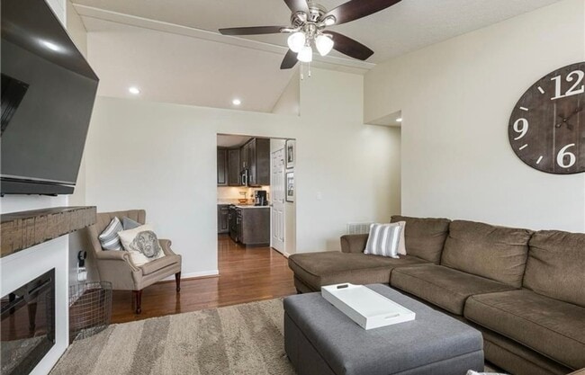 Building Photo - 3BR/2BR Home For Rent - Fenced Back Yard w...