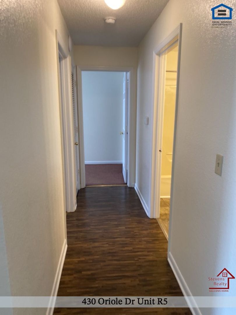 Building Photo - 430 Oriole Dr