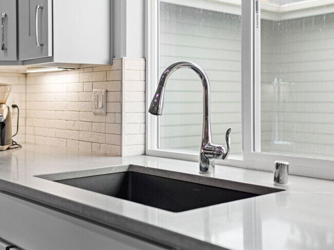 Building Photo - 4 bedroom Modern Home at Eagle Ridge Estates