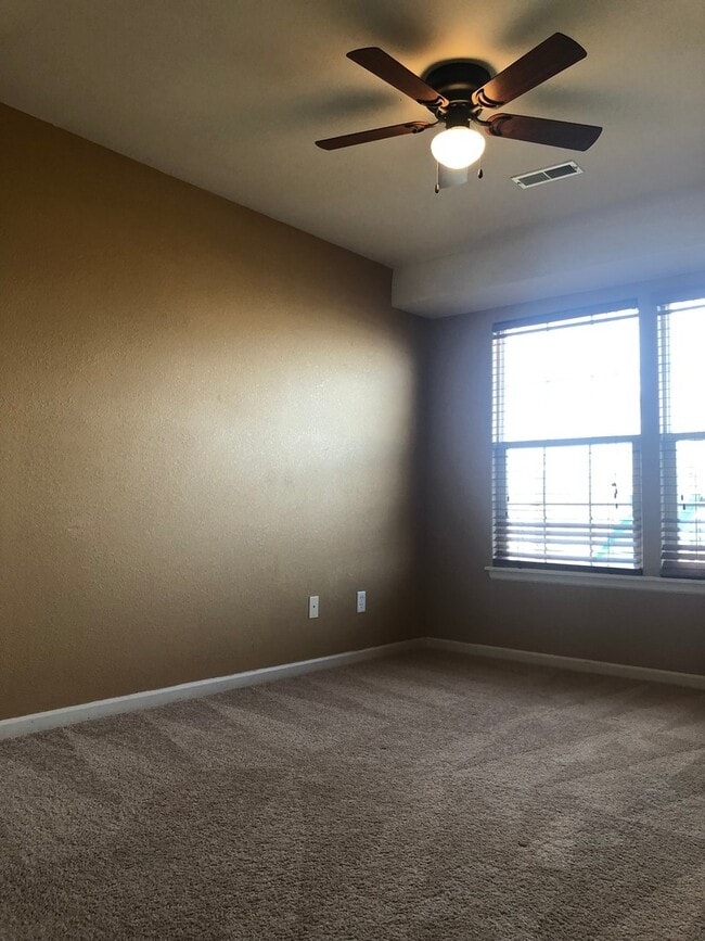 Building Photo - SPACIOUS SINGLE FAMILY IN GREAT LOCATION