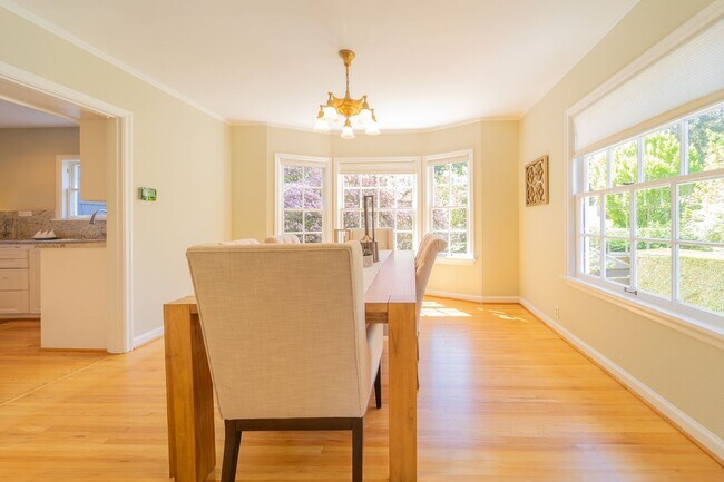 Building Photo - Enchanting Portland Heights 5BD House: Your Dream Home with a Garden View