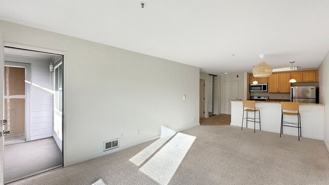 Building Photo - Sweet 1/1 condo with tons of amenities and a great location in Emeryville!