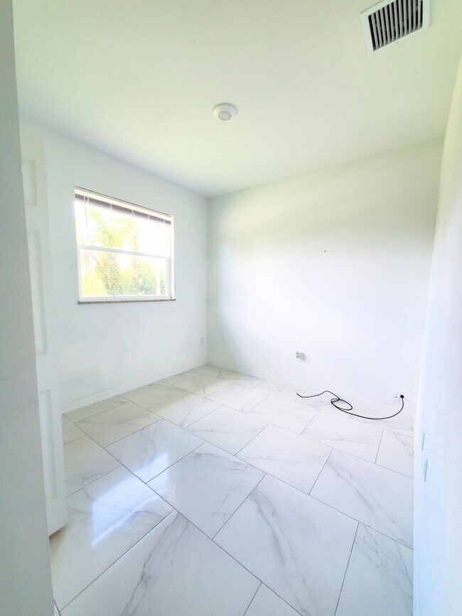 Building Photo - Great Location in Lehigh Acres, 3/2/1 in G...