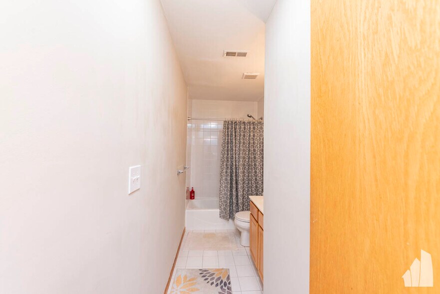 Building Photo - 1403 N Artesian Ave