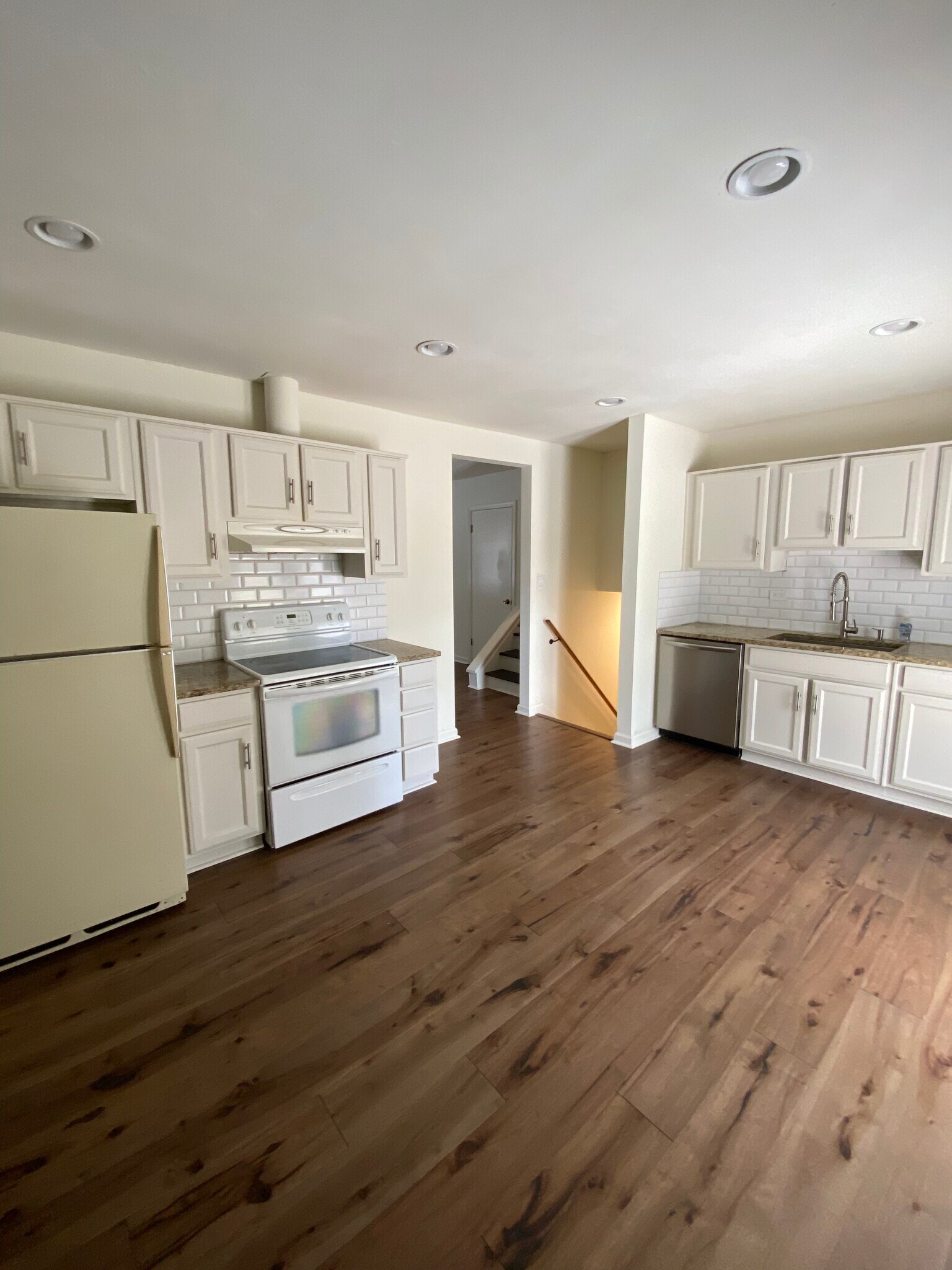 Building Photo - 114 Woodglen Dr