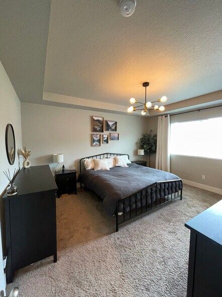 Building Photo - 835 NE Buckthorn Dr