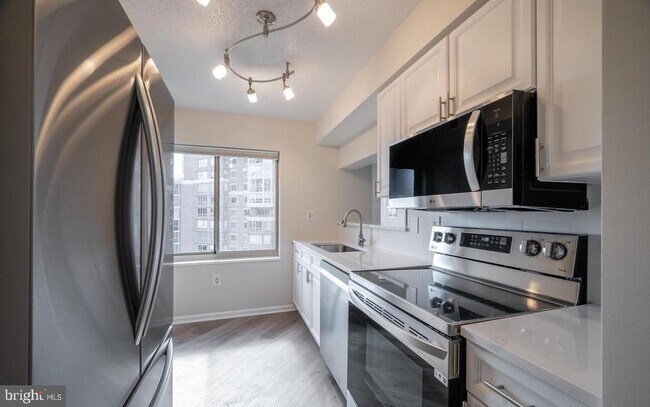 Building Photo - 2151 Jamieson Ave
