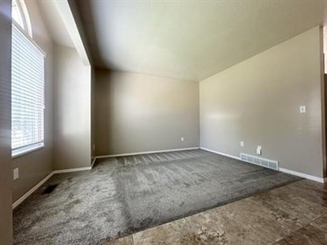 Building Photo - Charming Murray upstairs unit