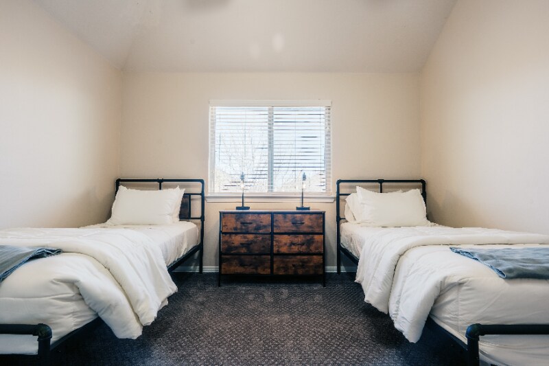 Building Photo - 728 Chatsworth Dr