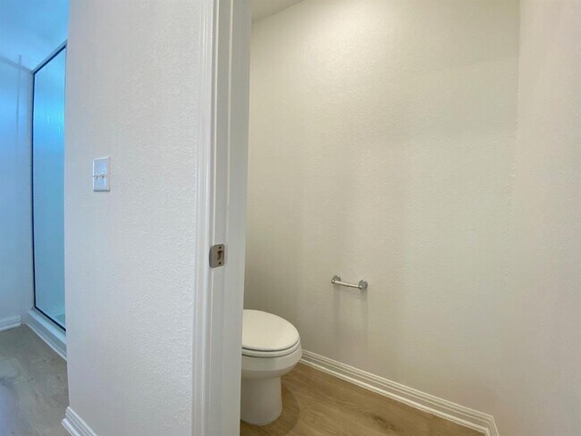 Building Photo - 408 Brody Ln