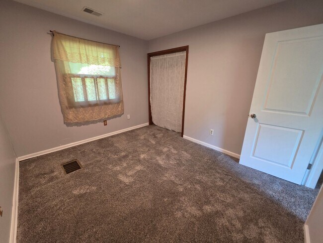 Building Photo - Welcome to life in sought-after Chesapeake Isles!