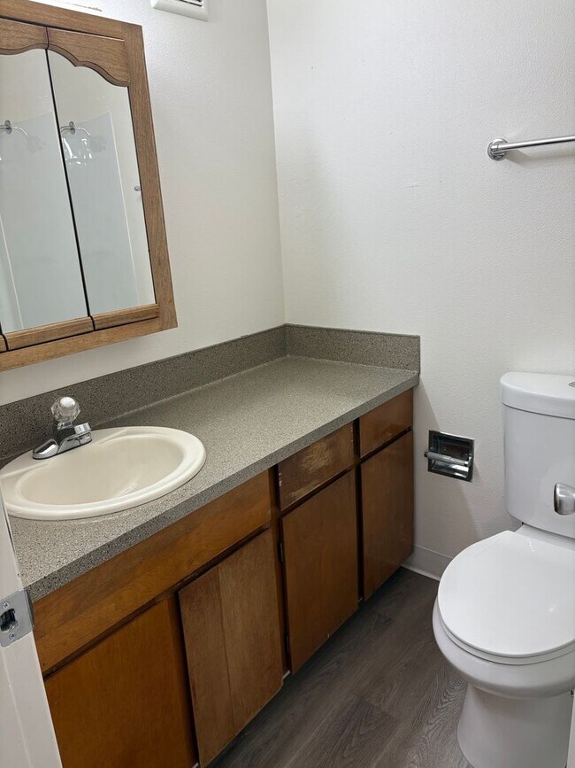 Building Photo - Beautiful townhome in the heart of Tigard ...