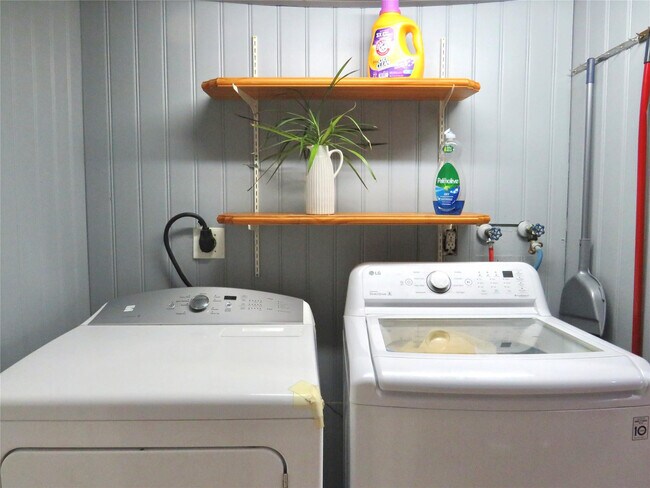 Building Photo - 2601 S Palm Aire Dr