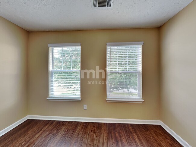 Building Photo - 226 Vintage Cir