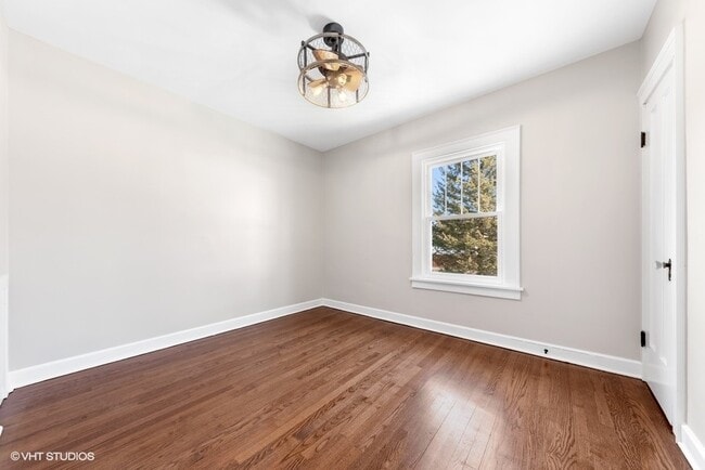 Building Photo - 133 S Vail Ave