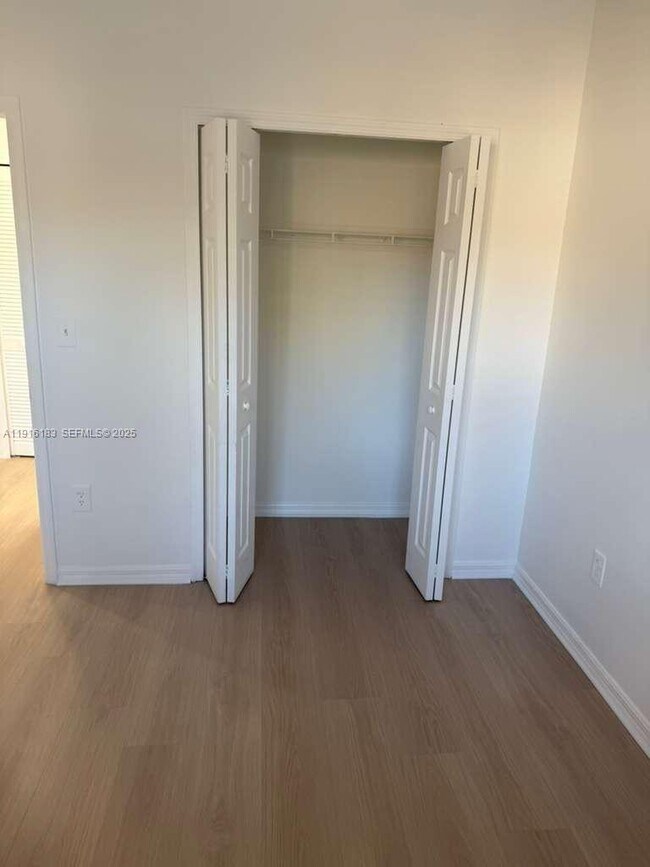 Building Photo - 1300 SE 31st Ct