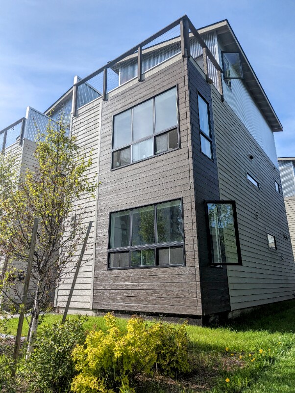 Building Photo - 957 W 12th Ave