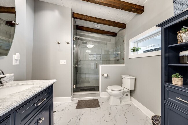Building Photo - Beautiful Short term 2 bedroom 2 bath full...