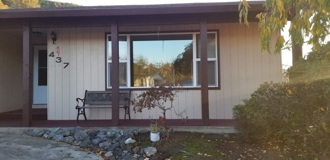 Building Photo - 3 bedroom, 2 bathroom home in well established neighborhood.