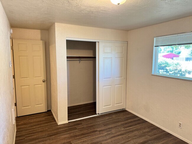 Building Photo - Updated 2-bedroom 1.5 bath duplex in Springfield!