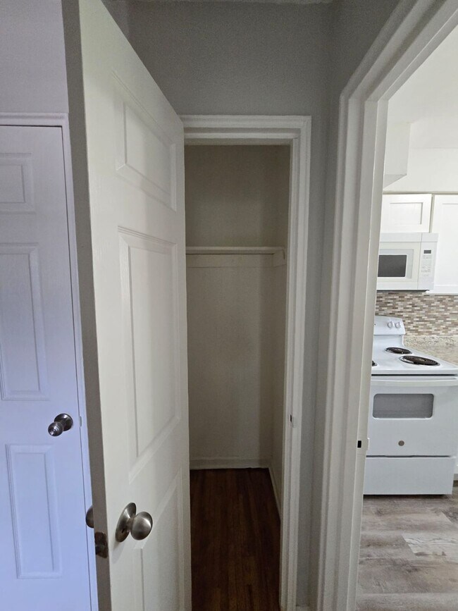 Building Photo - White Horse Gardens is a beautiful place to call home, offering comfort, charm, and everyday conv...