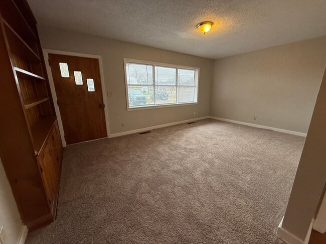 Building Photo - Great 3 bed 2 bath