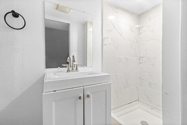 Building Photo - 2250 Billings St