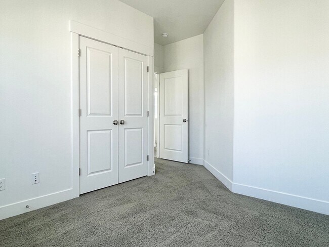 Building Photo - Gorgeous Townhome in South Jordan!