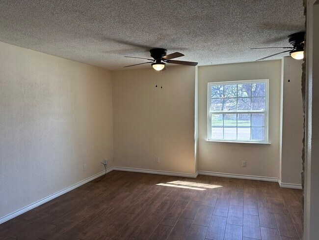 Building Photo - 204 E Rucker St