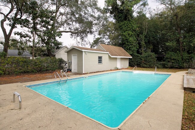 Building Photo - Central Niceville Location with a pool.