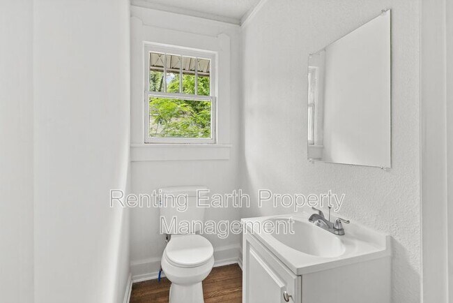 Building Photo - 624 83rd Pl S