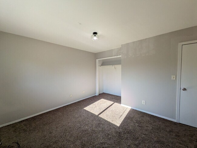 Building Photo - 603 W Routt Ave