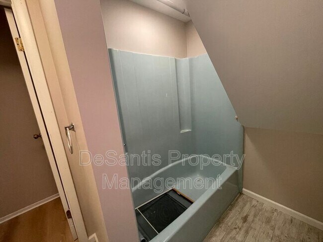 Building Photo - 1000 Duss Ave