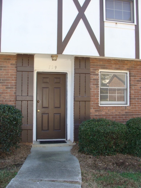 Building Photo - Short Term Lease Available for 2 Bed/1.5 B...