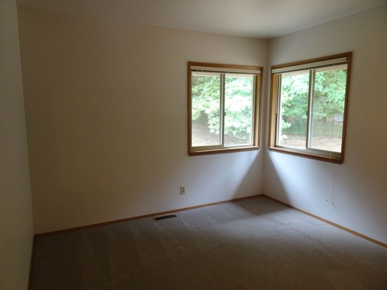Building Photo - Charming Large 2-Bedroom Condo in the Hear...