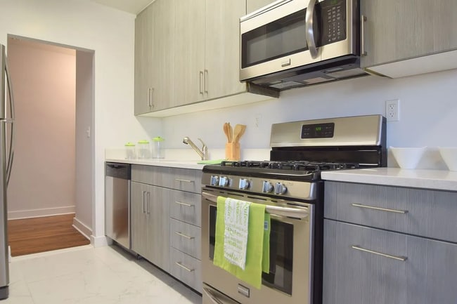 Building Photo - 1540 Pelham Pkwy S